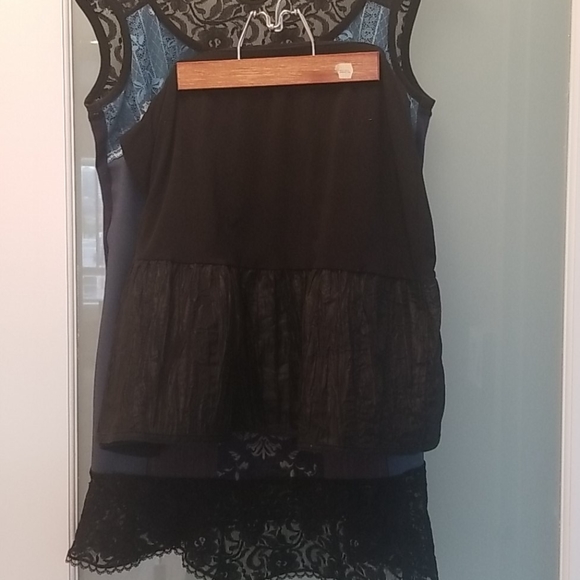 Beautiful detailed lace top and skirt - Picture 2 of 6